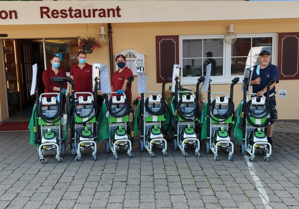 Reinigungsmaschinen vor Restaurant