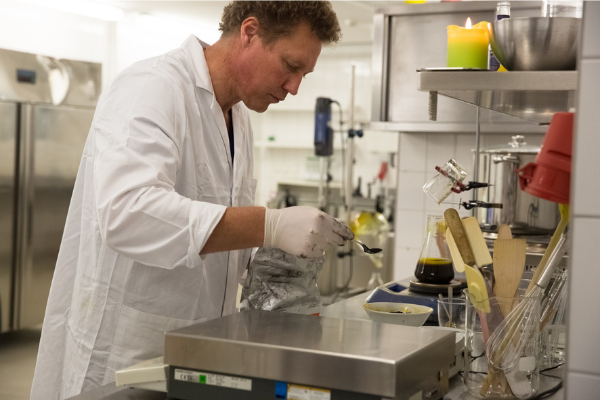 Peter Kowalsky arbeitet im weißen Kittel im INJU Labor
