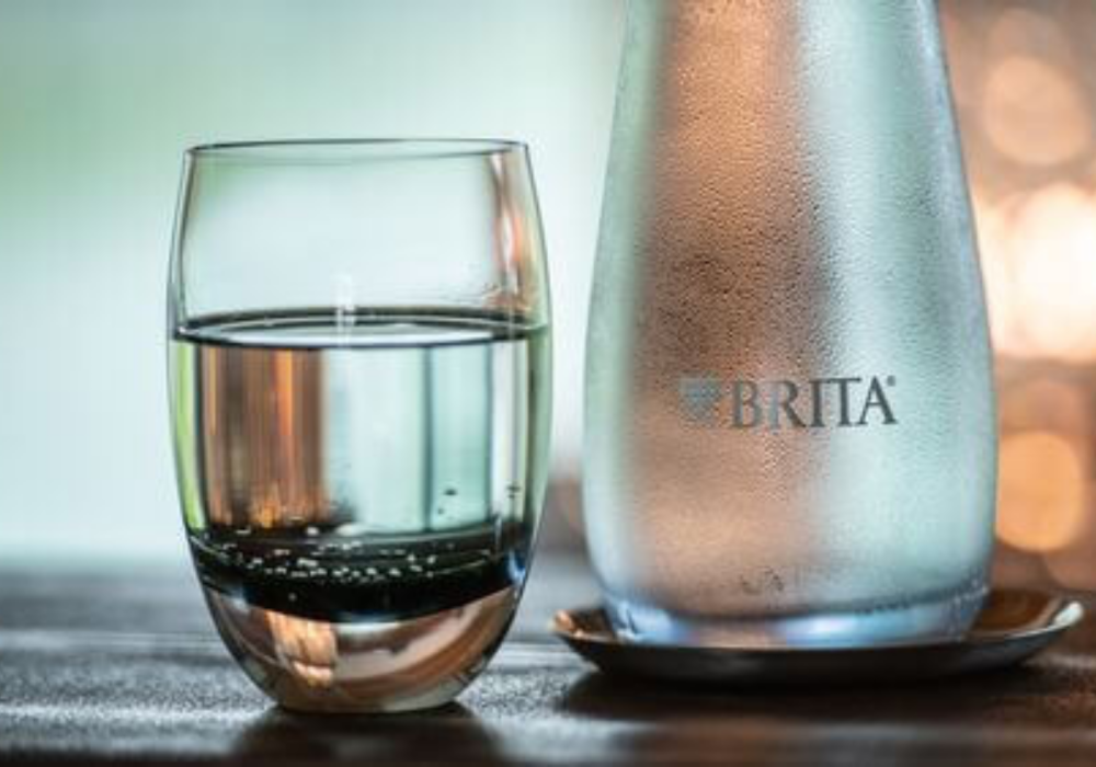 Wasserflasche und -Glas BRITA Logo