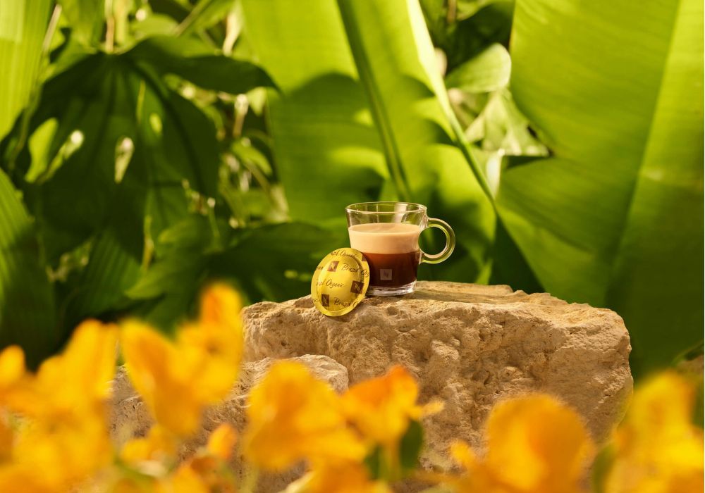 Espresso Tasse mit Natur im Hintergrund