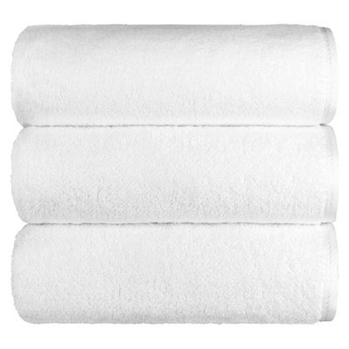Weiße Handtücher gestapelt vor weißem Hintergrund