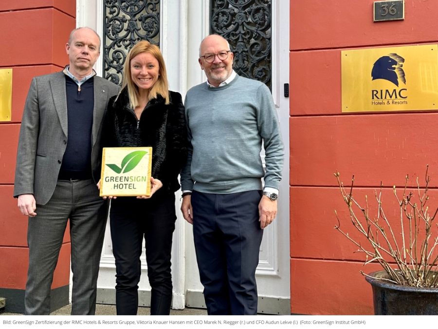 GreenSign Zertifizierung der RIMC Hotels & Resorts Gruppe, Viktoria Knauer Hansen mit CEO Marek N. Riegger (r.) und CFO Audun Lekve (l.)
