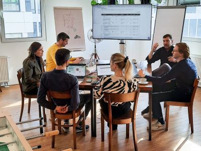 Team sitzt im Büro und arbeitet