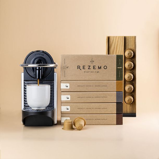 Kaffeemaschine mit rezemo Kaffeekapseln Verpackung