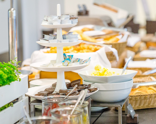 Ausschnitt Frühstücksbuffet im Hotel seitlich