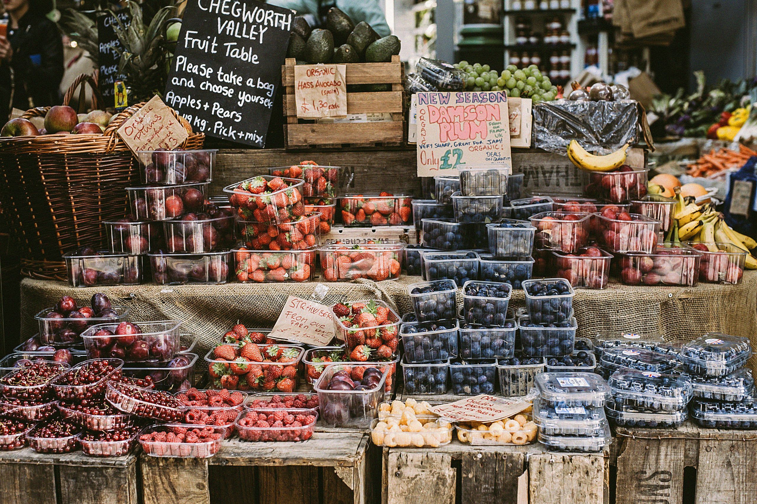 Marktstand mit frischen Früchten