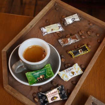 Kaffeetasse mit süßem Schokodrops