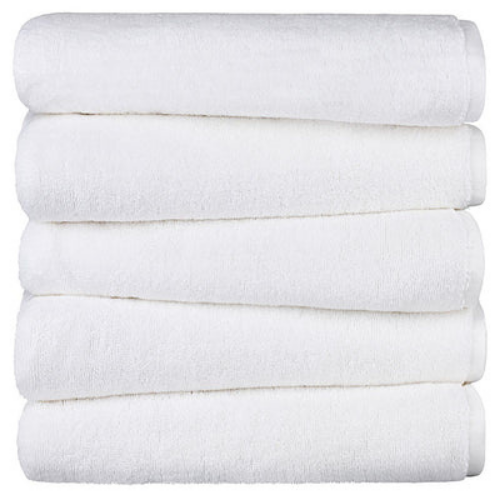 Weiße Handtücher gestapelt vor weißem Hintergrund