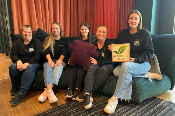 Hood House Zertifikatsübergabe