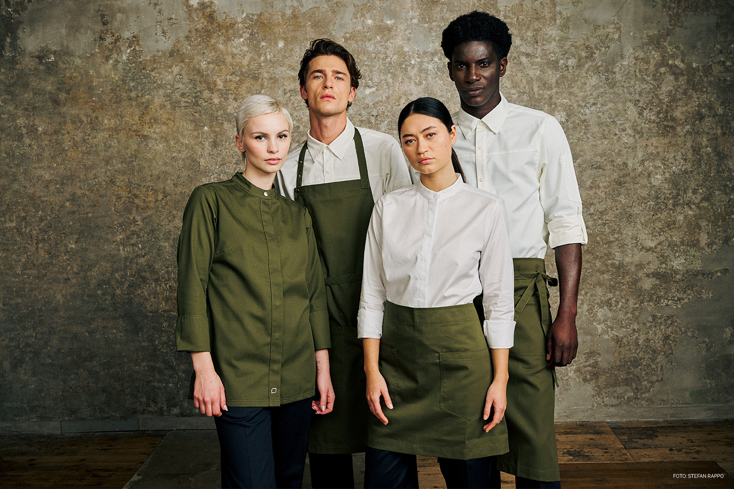 4 Menschen mit Arbeitsbekleidung