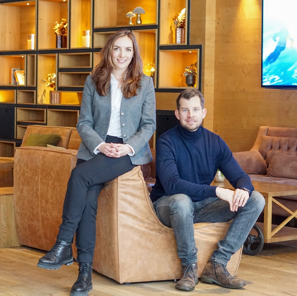 Zwei junge Menschen auf einem Sessel