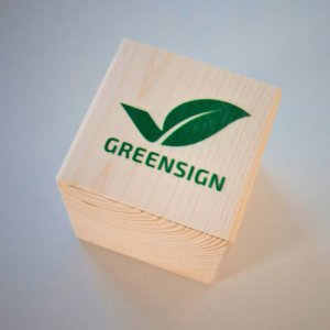 Holzwuerfel greensigned Holzwuerfel greensigned