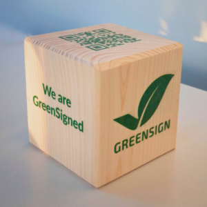 Holzwuerfel wearegreensigned Holzwuerfel wearegreensigned