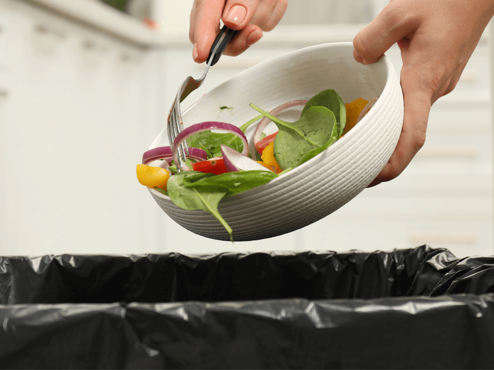 Zero Waste Küche Gastronomie: Ein Drittel der Speisen landet im Abfall – Visualisierung von Lebensmittelverschwendung und Warenverlust.