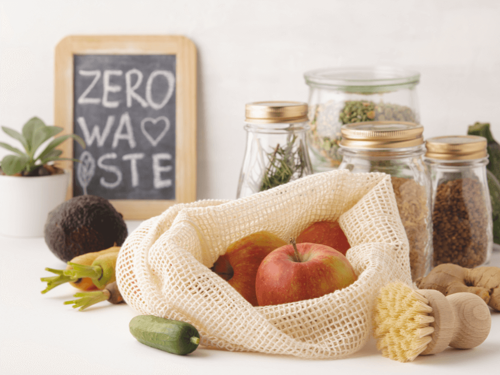 Zero Waste Küche in der Gastronomie: Frische Lebensmittel neben einem Schild für Abfallvermeidung als Symbol für nachhaltiges Ressourcenmanagement und Kosteneffizienz.