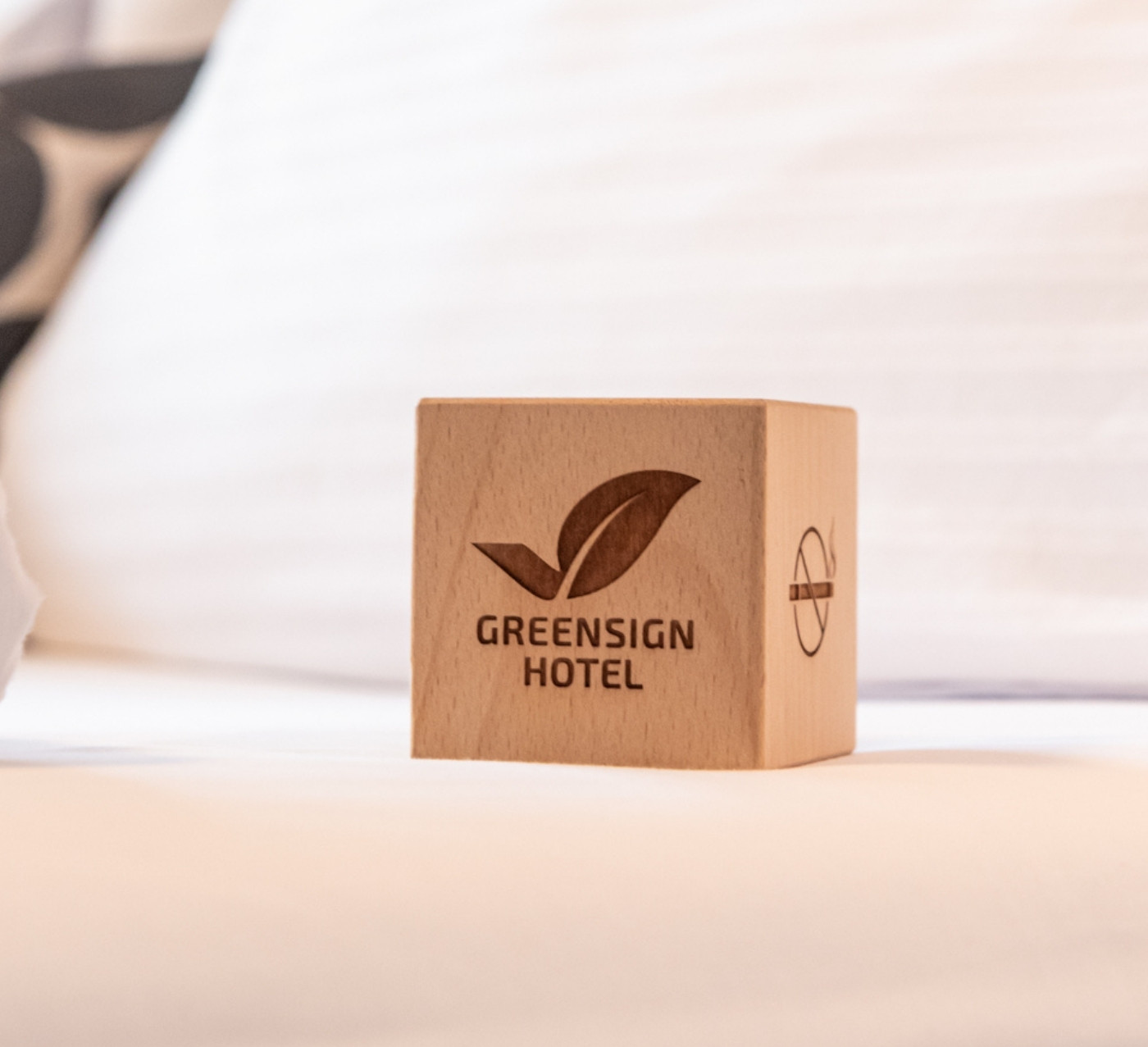Holzwürfel mit GreenSign Logo im Koos Hotel München