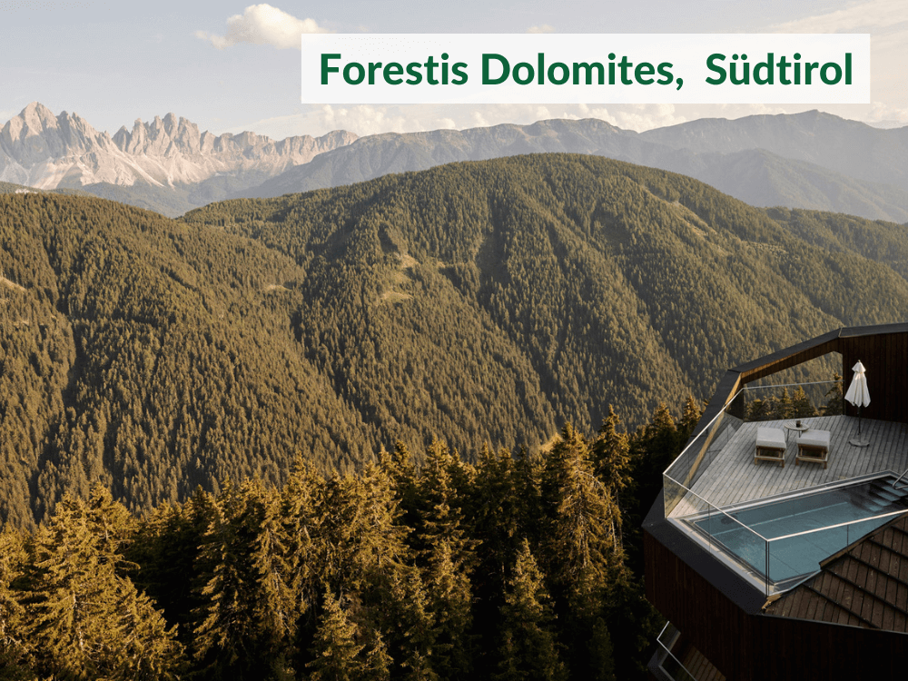 Hotel Forestis in Südtirol mit Bergpanorama der Dolomiten