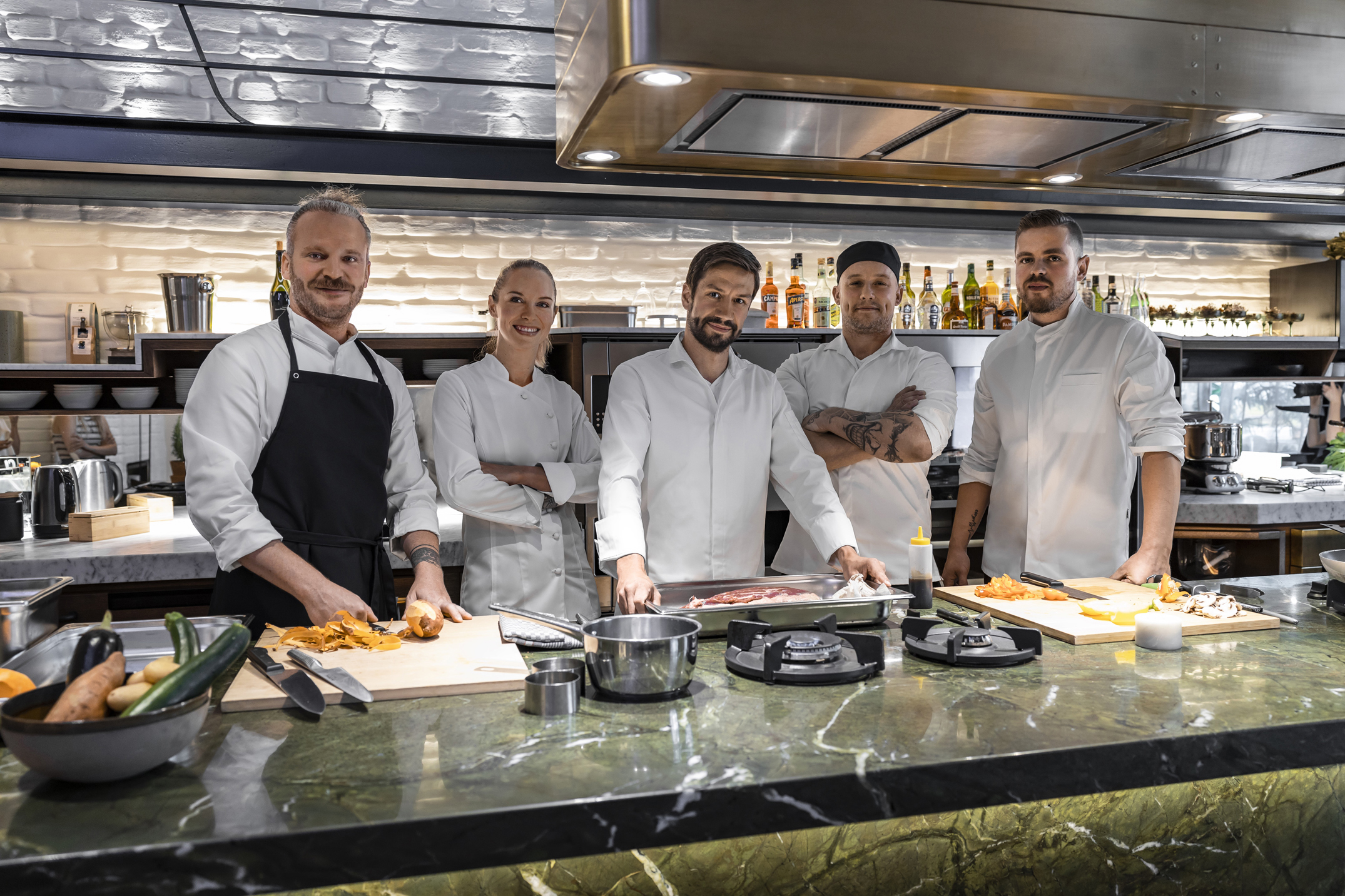 Küchenangestellte stehen hinter der Bar
