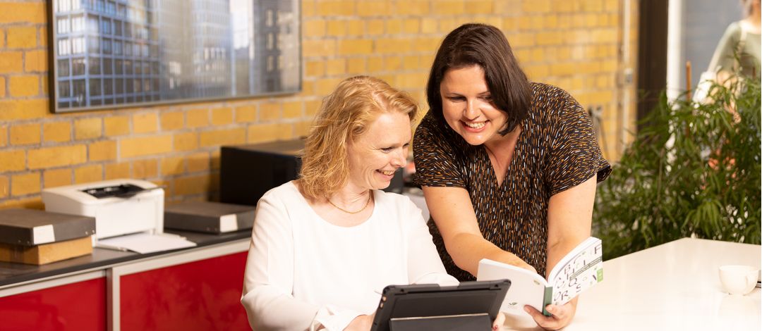 Anja und Anne vor dem Ipad