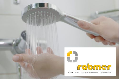 Duschbrause mit Rabmer Logo