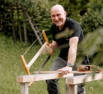 Holzarbeit eines Mitarbeiters im Berghotel Rehlegg