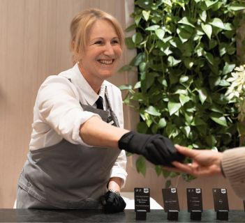 Servicemitarbeiterin im Seeleiten Lake Spa Hotel
