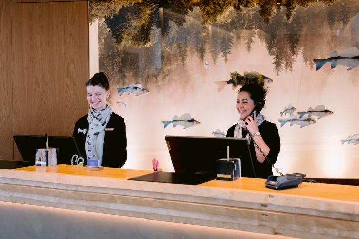 2 Frauen an der Rezeption Seezeitlodge 