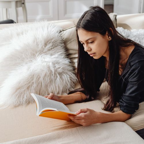 Ein Mädchen liest ein Buch