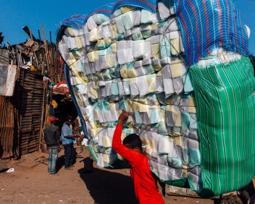 Mann trägt schwere Ware